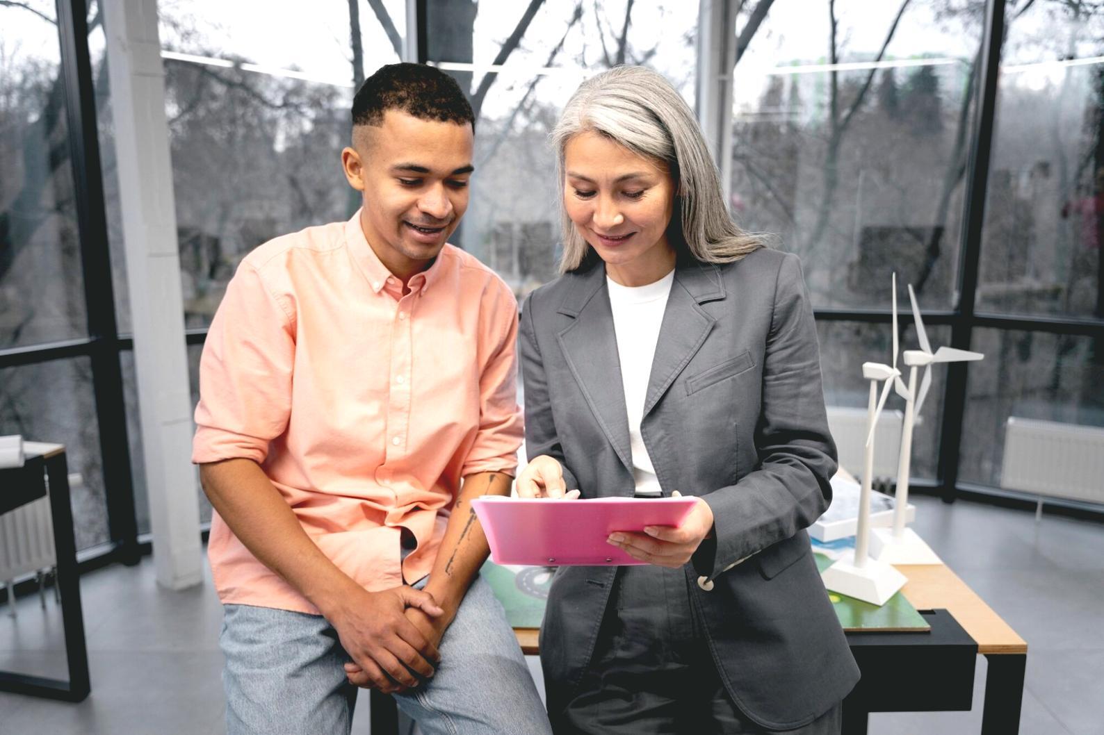 Personne analysant des graphiques financiers sur tablette